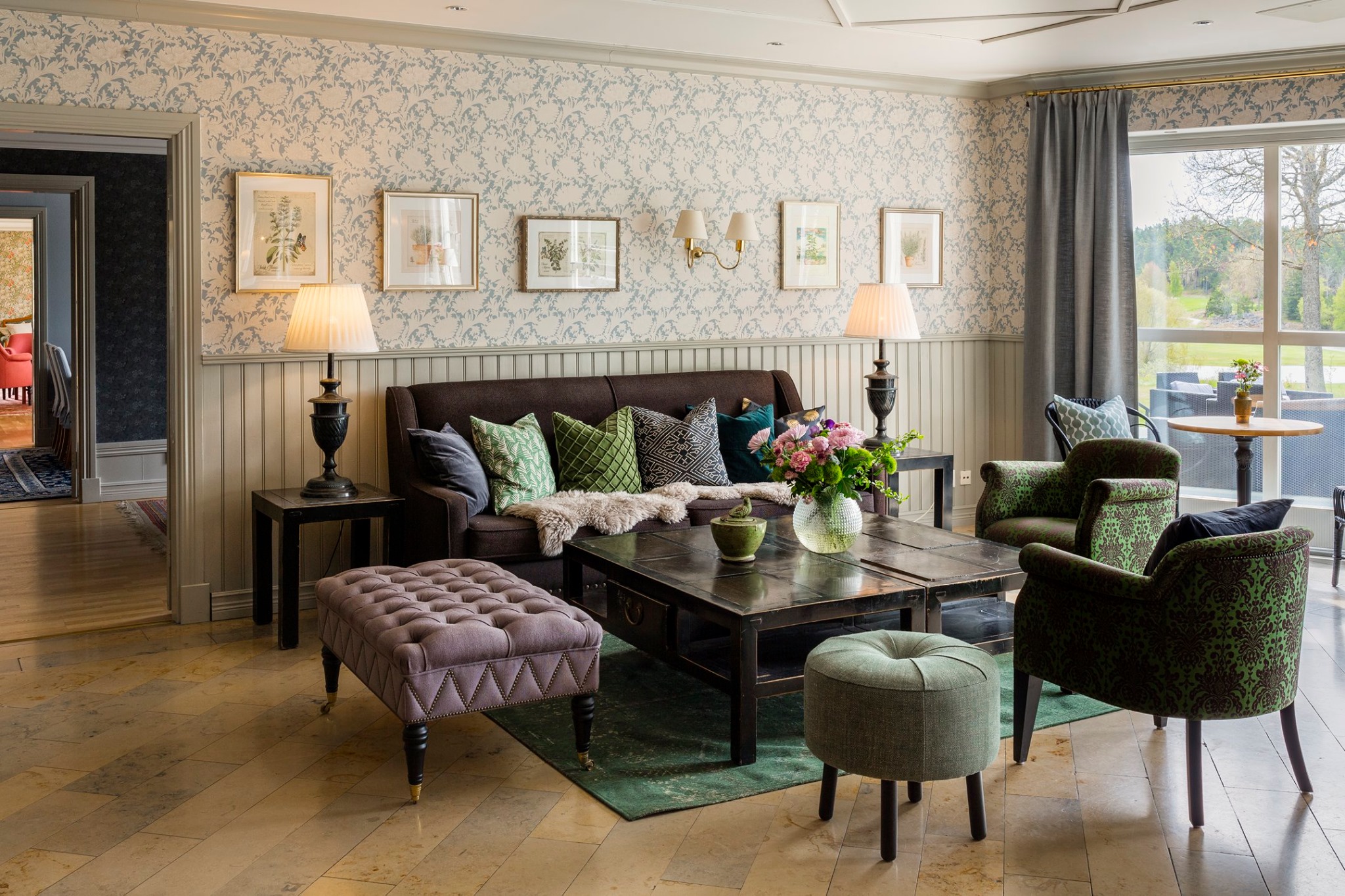 mysigt rum med fotöljer i gamaldagsstil på FågelbroHus