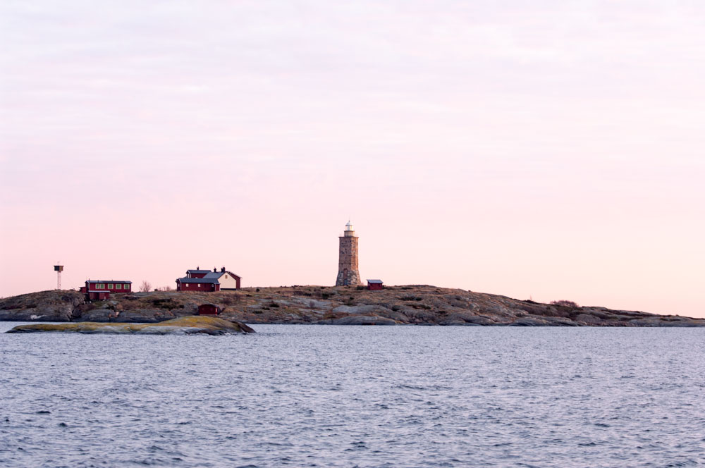 grönskär fyr på en kal klippa i havet