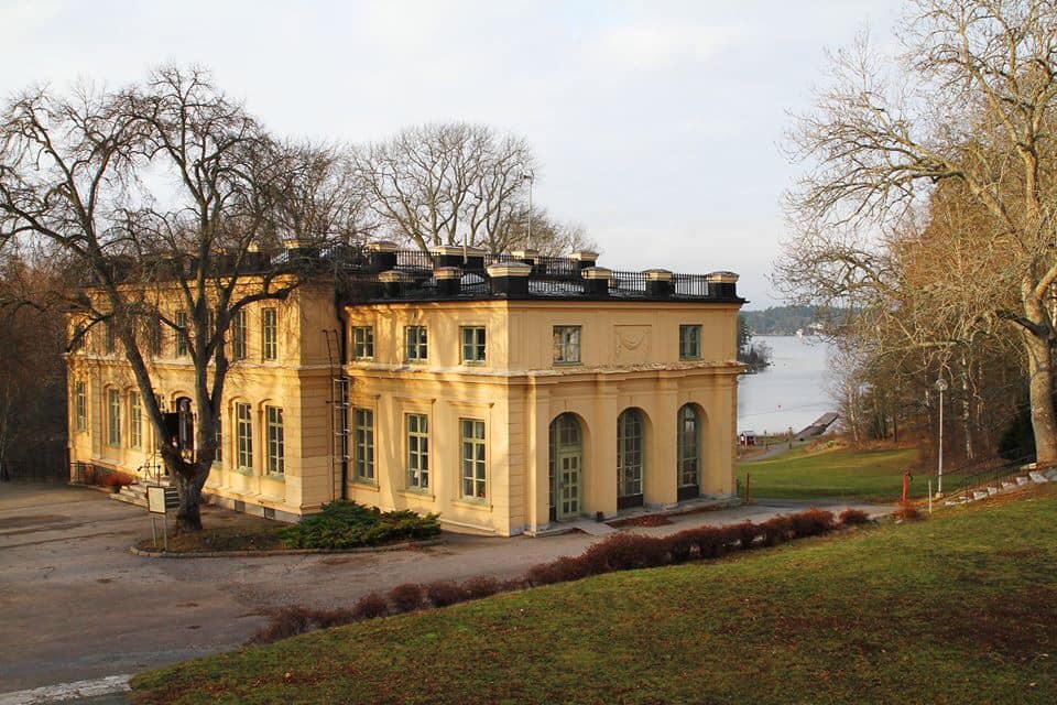 stort propert gult hus på Lillsved