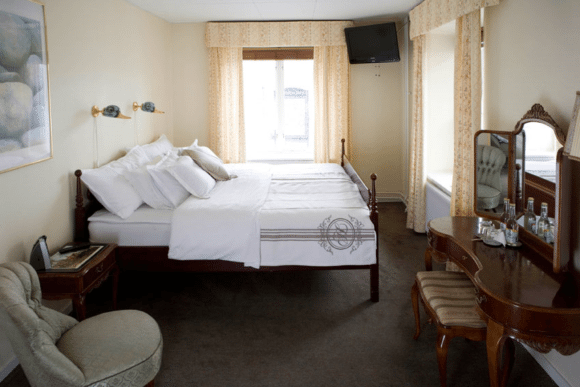 hotellrum på blå blom