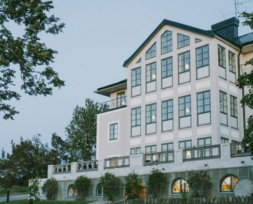 stort propert vitt hus Sand Hotell