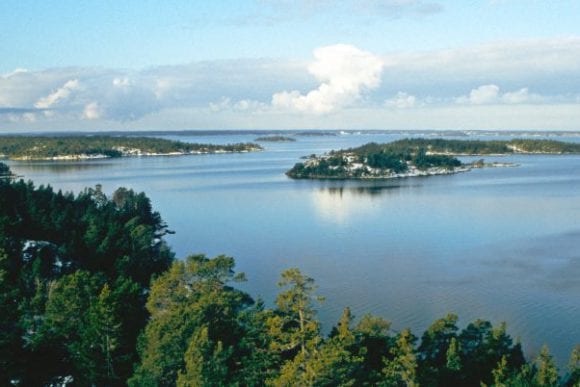 nämndö skärgård överblick träd och hav