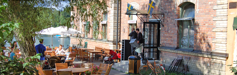 somrig uteservering vid vattnet