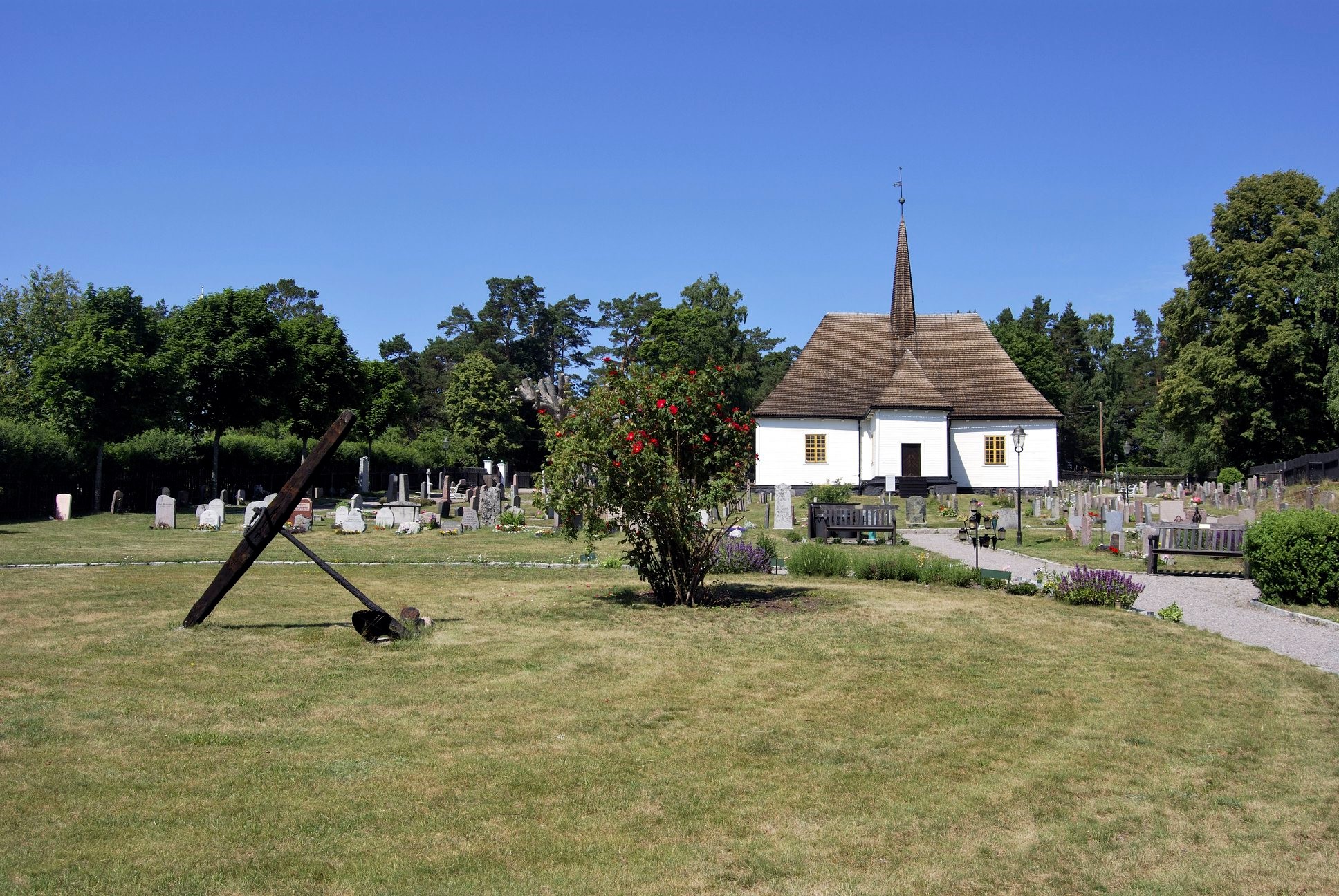 grön gräsmatta och vit kyrka djurö