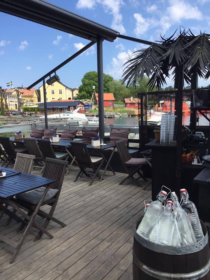 restaurang terass vid vattnet