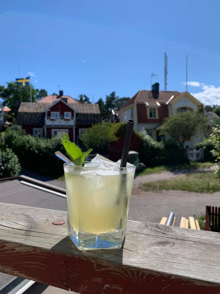 En gul drink i soligt väder