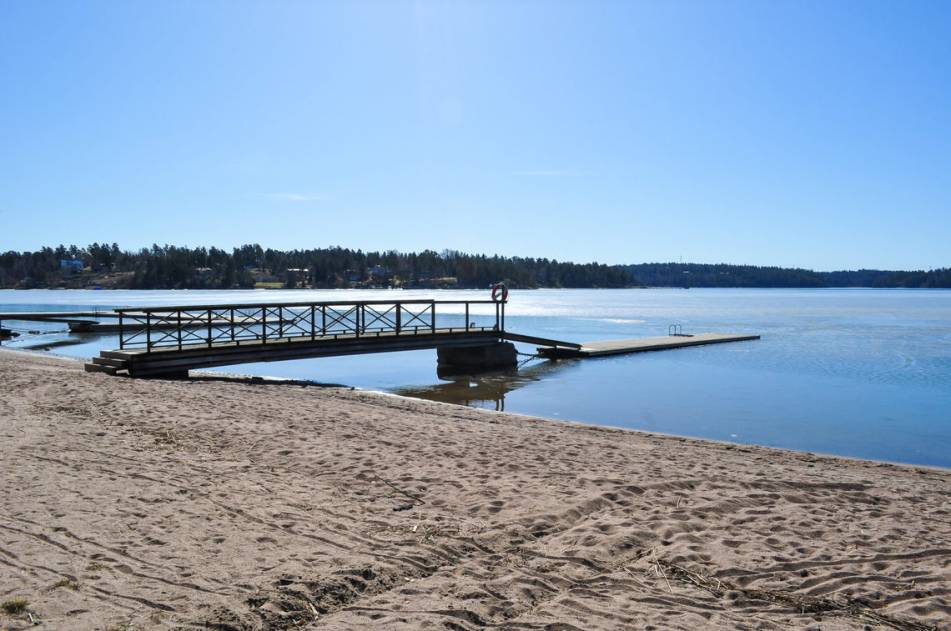 en brygga som går ut i havet på grisslinge havsbad