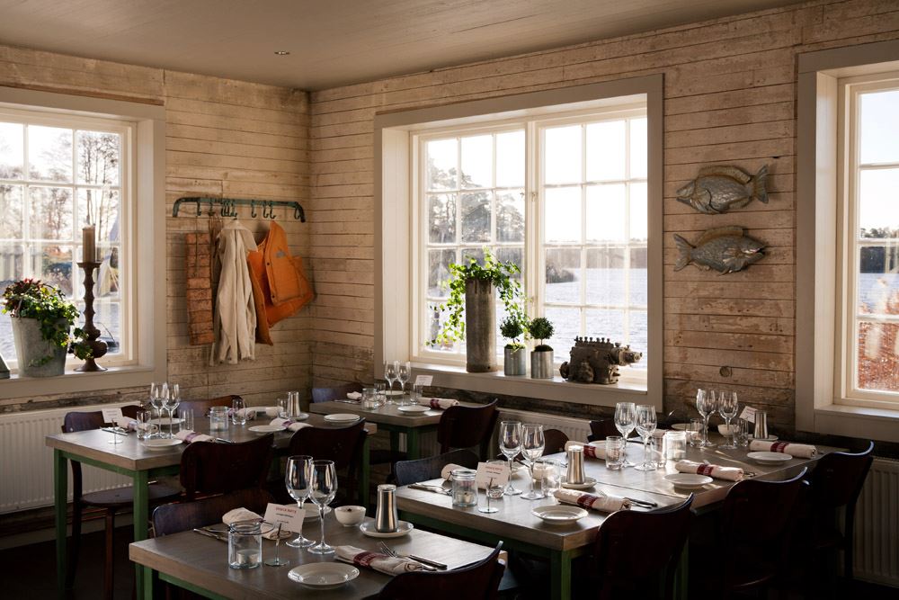 mysig restaurang med gammeldags fönster och träpaneler