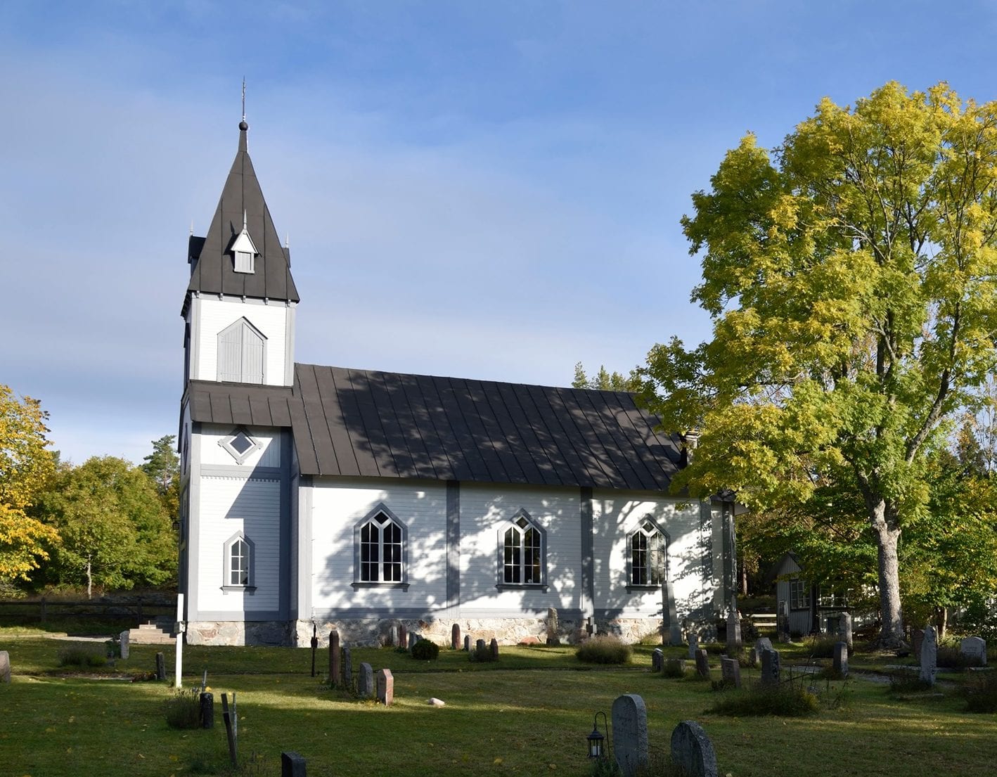 nämdö kyrka i vacker sommargrönskan