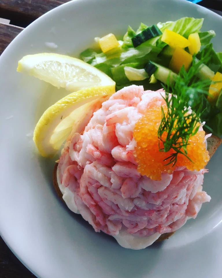 handskalade räkor, rom, citron på en smörgås