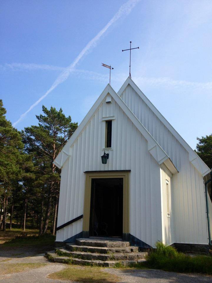 sandhamns kapell vit byggnad med kors på taket