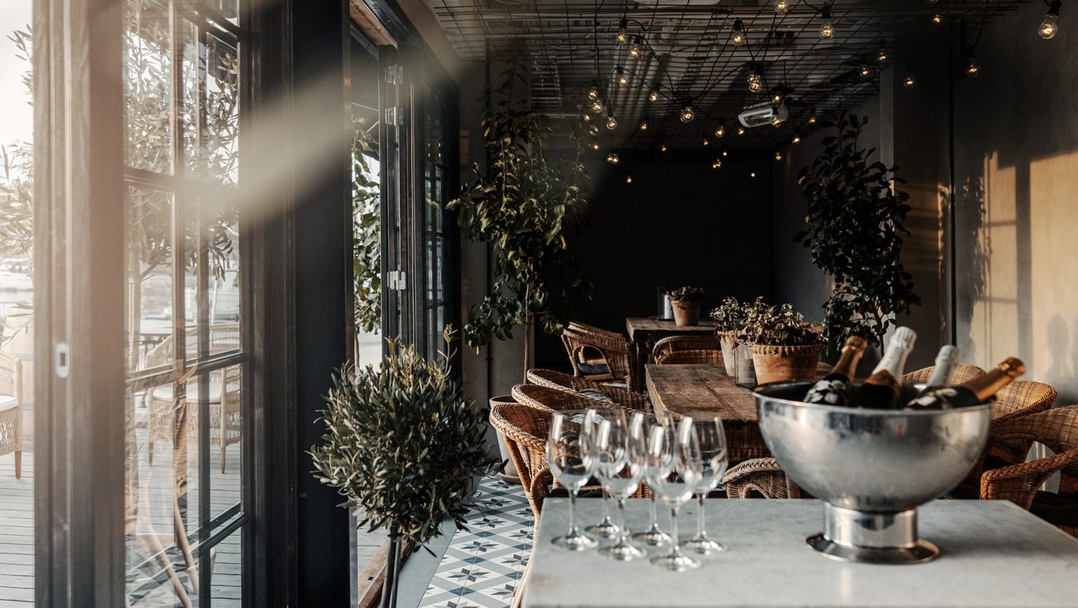mysig restaurang med vinglas och en skål med champangeflaskor