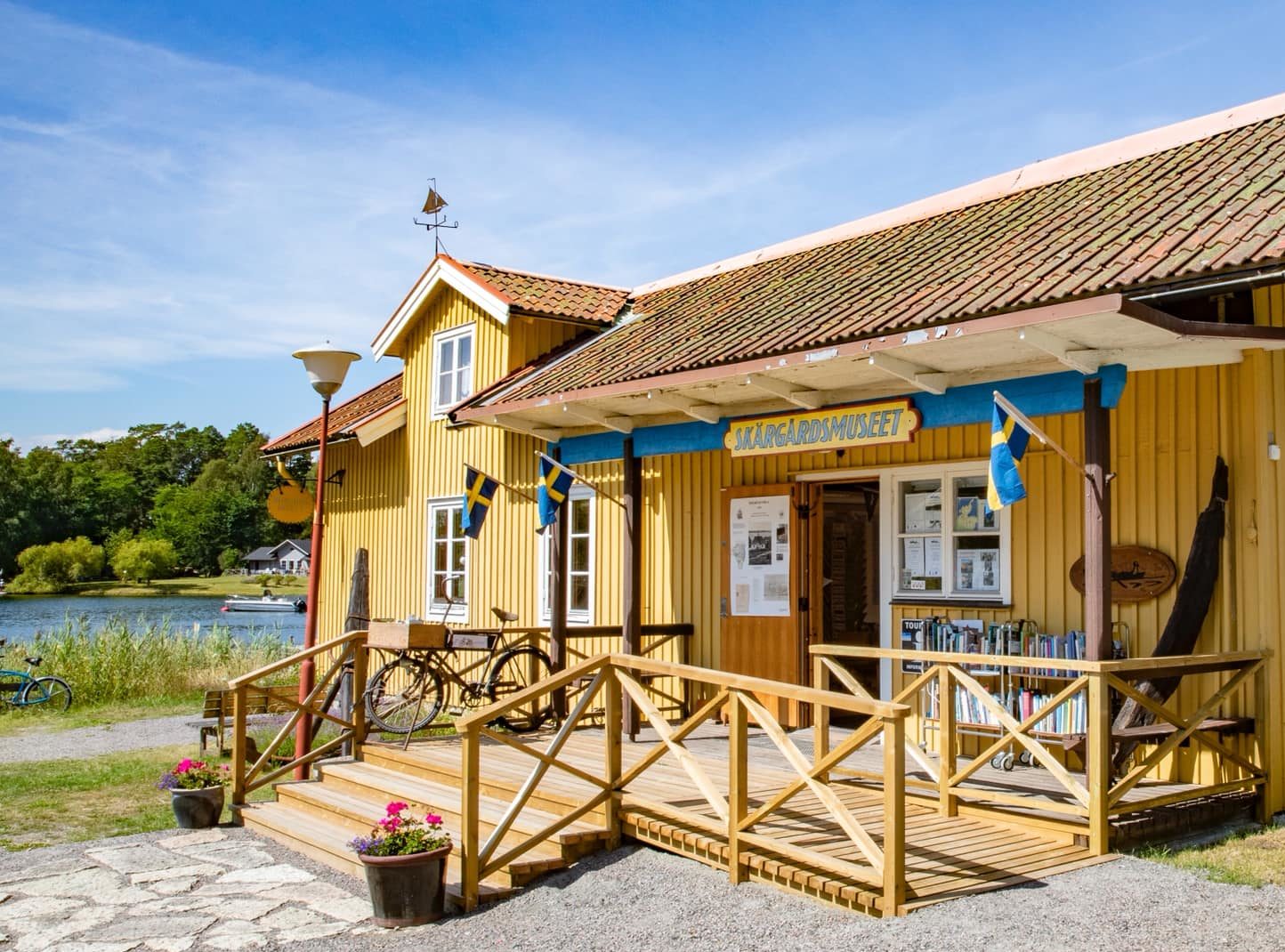 gult hus vid vattnet skärgårdsmuseet i stavsnäs