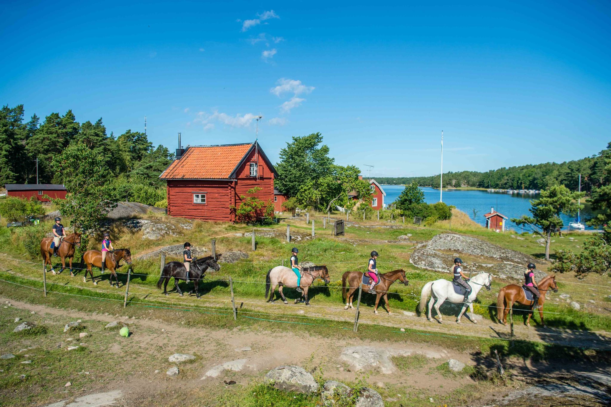 vackert belägen ridskola stallskaft i skärgården
