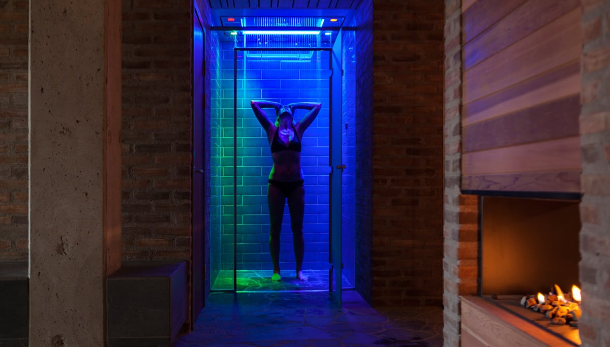 kvinna duschar på djurönäset