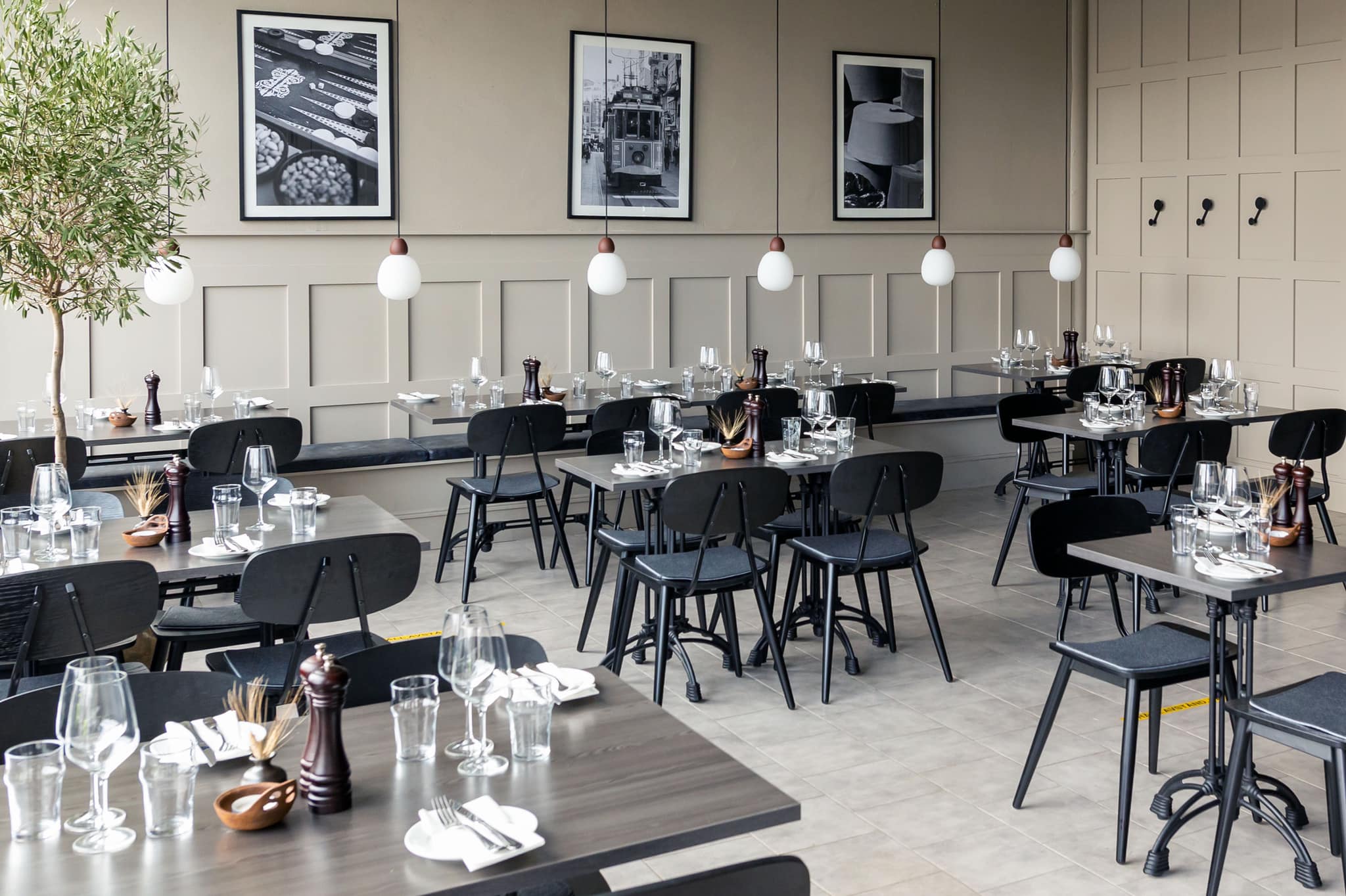 stor och ljus matsal med svarta stolar och bord