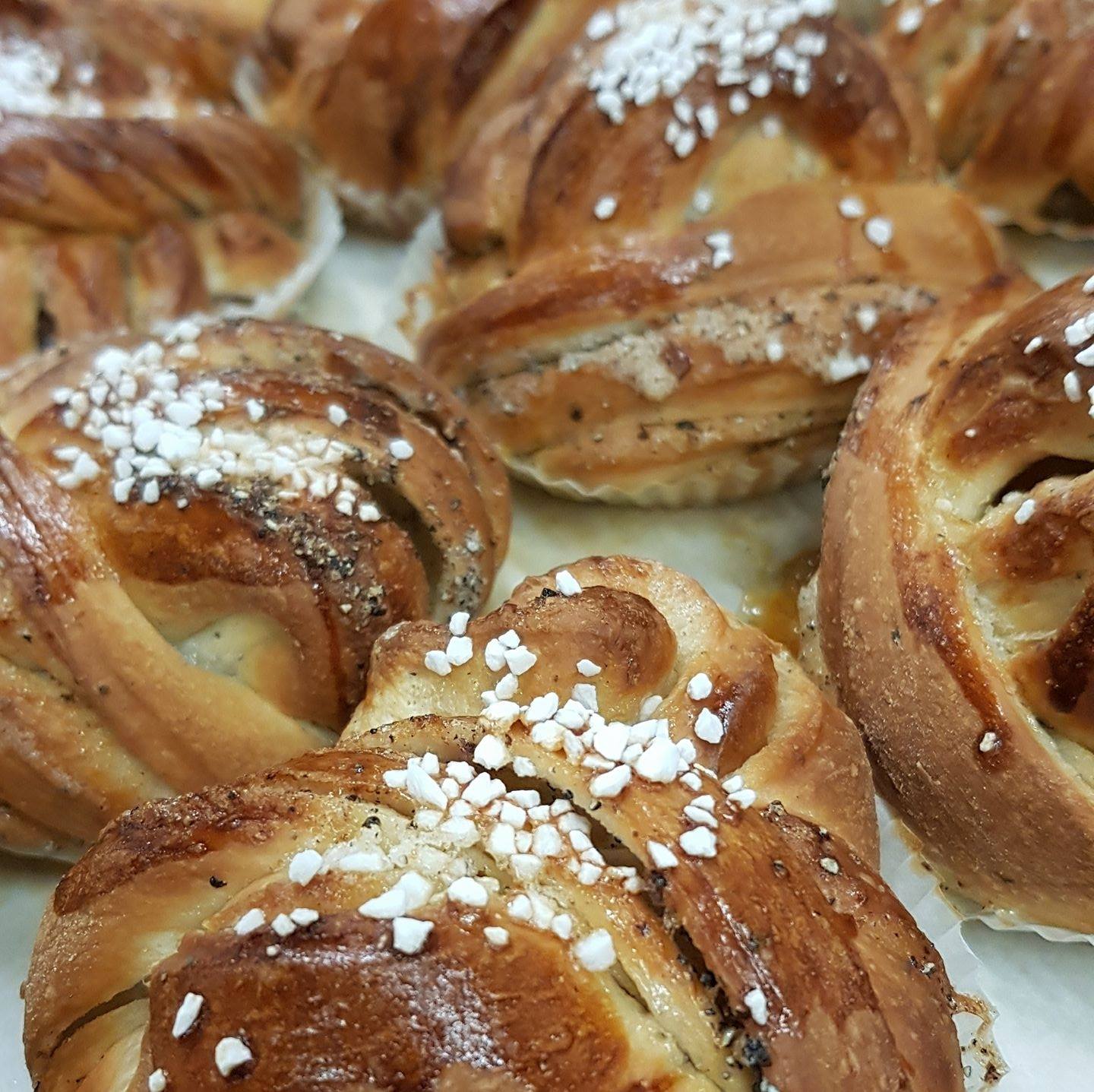 nybakad bulle med socker