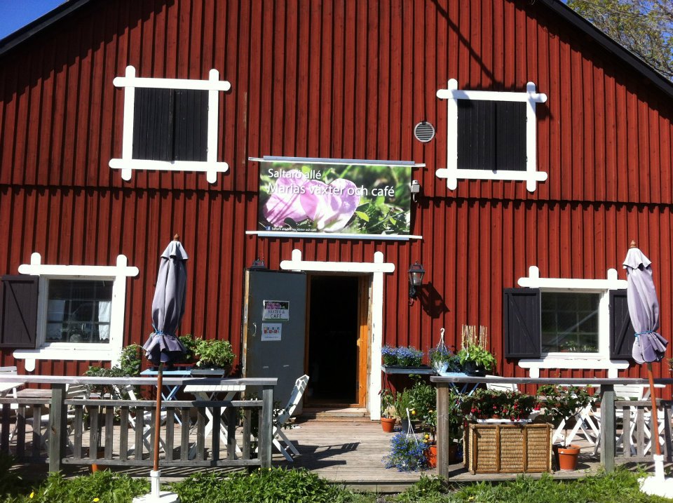Rött hus med terass, uteservering cafè