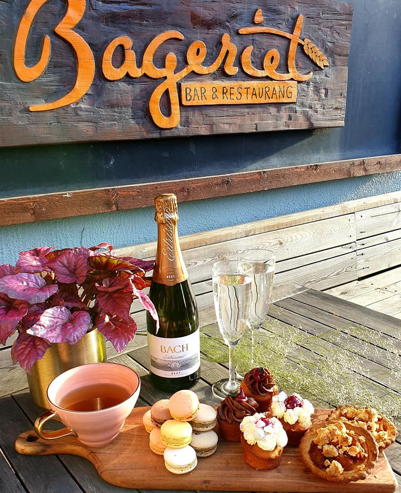 Te, bubbel och bakverk serveras på bageriet