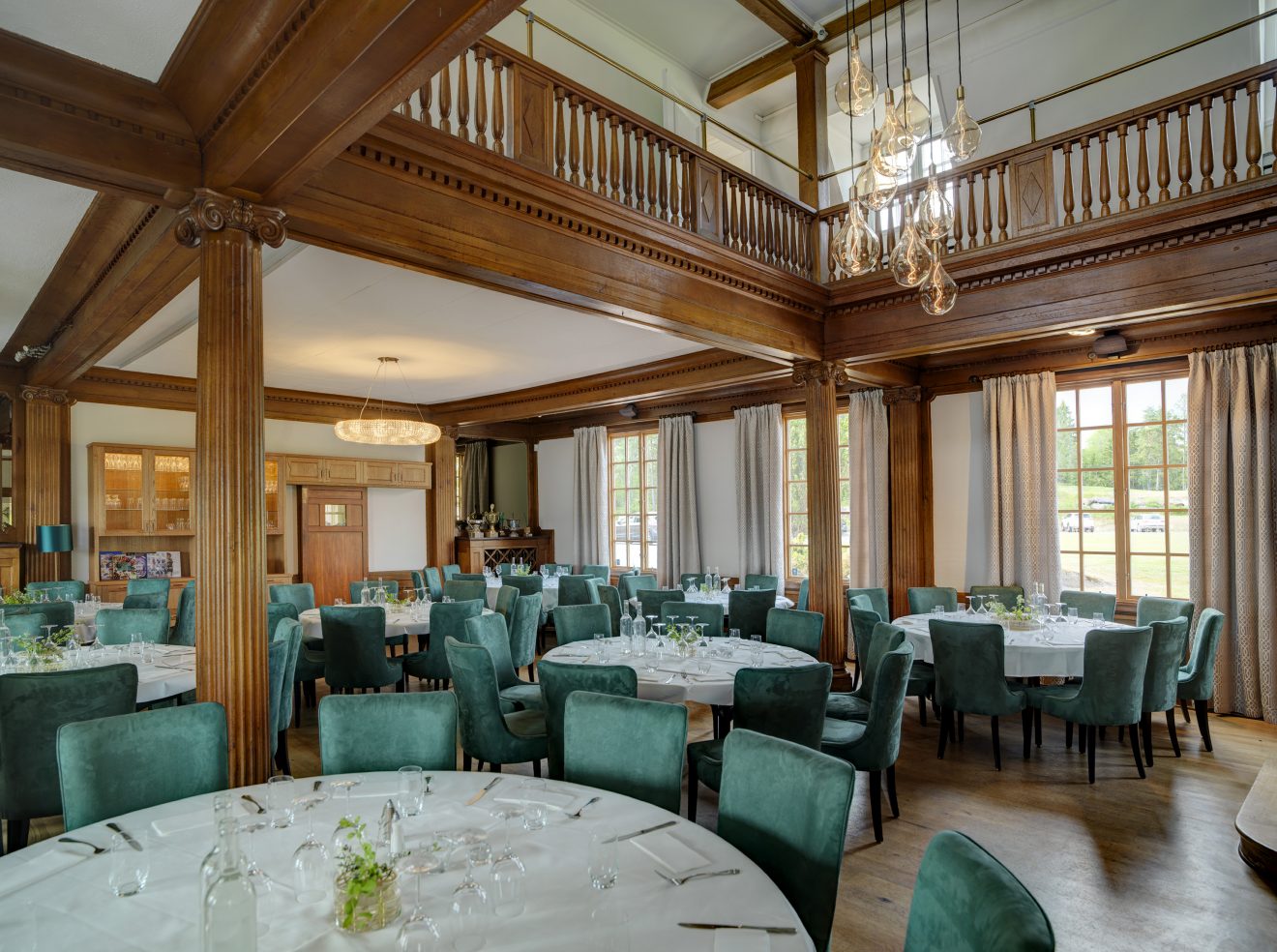 stor matsal i gamaldags stil och högt i taket med träpaneler