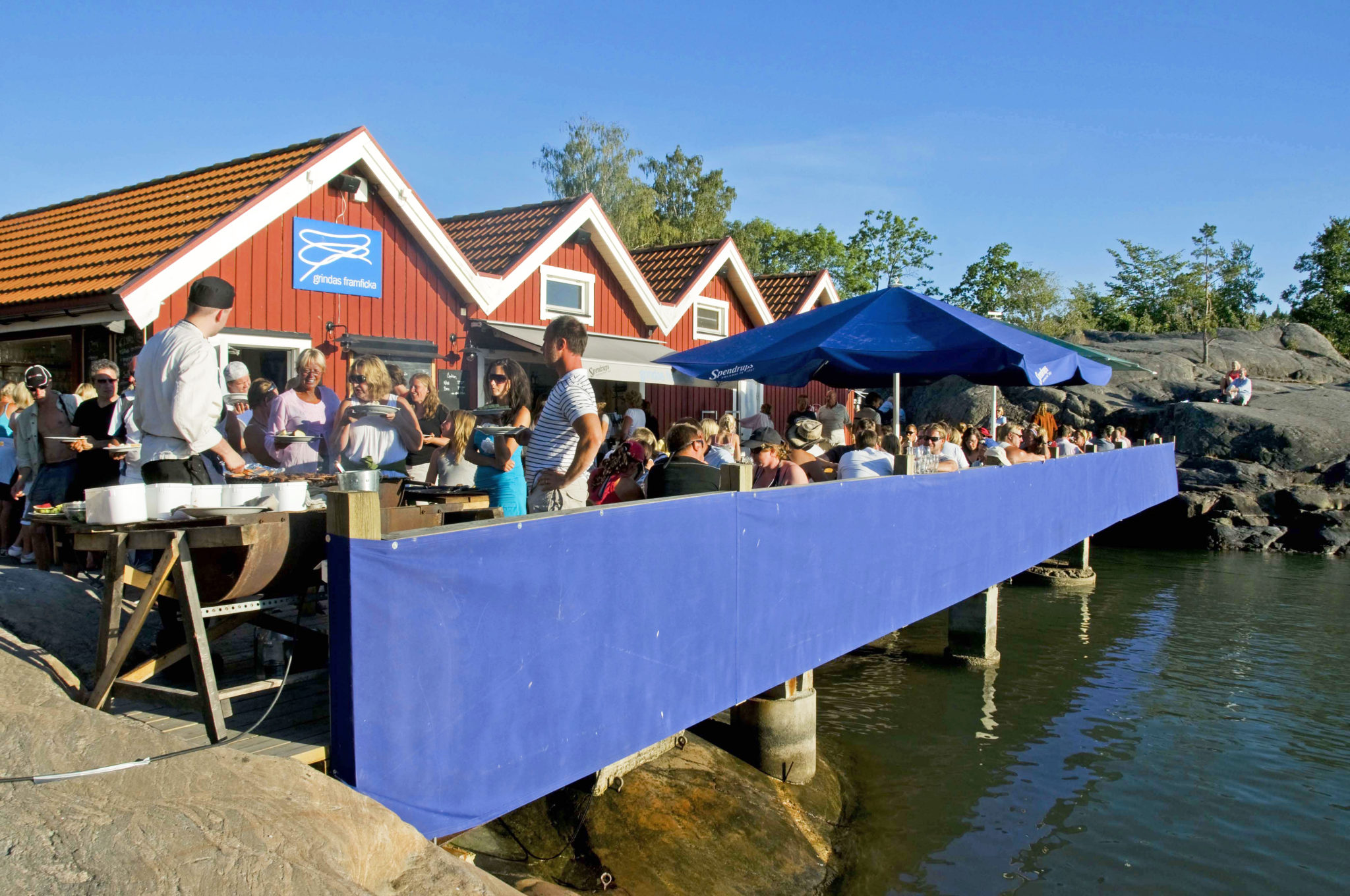utservering precis vid vattnet och röda hus