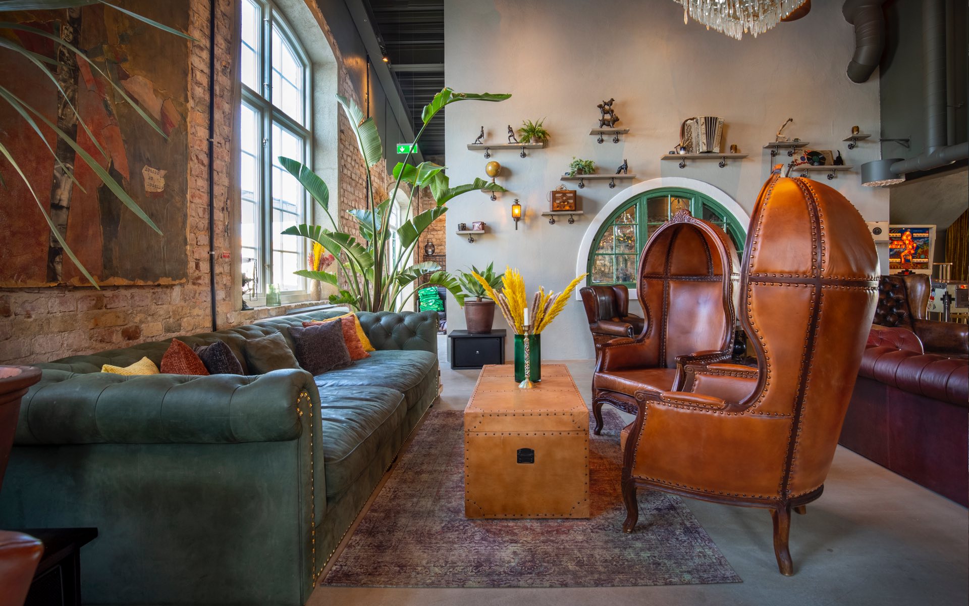 mysigt vardagsrum med industrikänsla och högt i tak